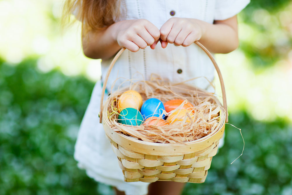 Close,Up,Of,Colorful,Easter,Eggs,In,A,Basket